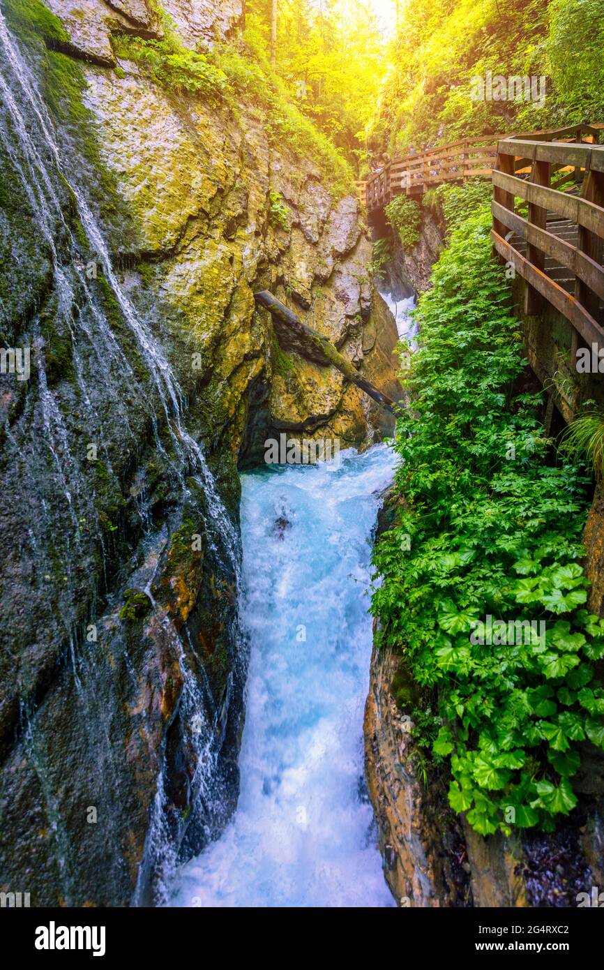 Schöne Wimbachklamm Schlucht mit Holzweg in Herbstfarben, Ramsau bei Berchtesgaden in Deutschland. Wasserfall an der Wimbachklamm bei Ramsau-Berchtesgad Stockfoto