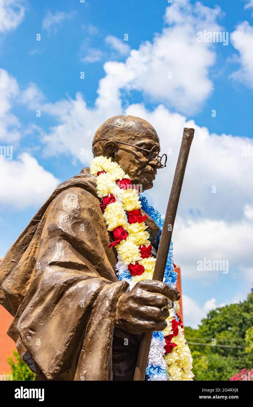 Statue von Ghandi mit Blumengirlande im Martin Luther King Memorial Center in Atlanta Georgia Stockfoto