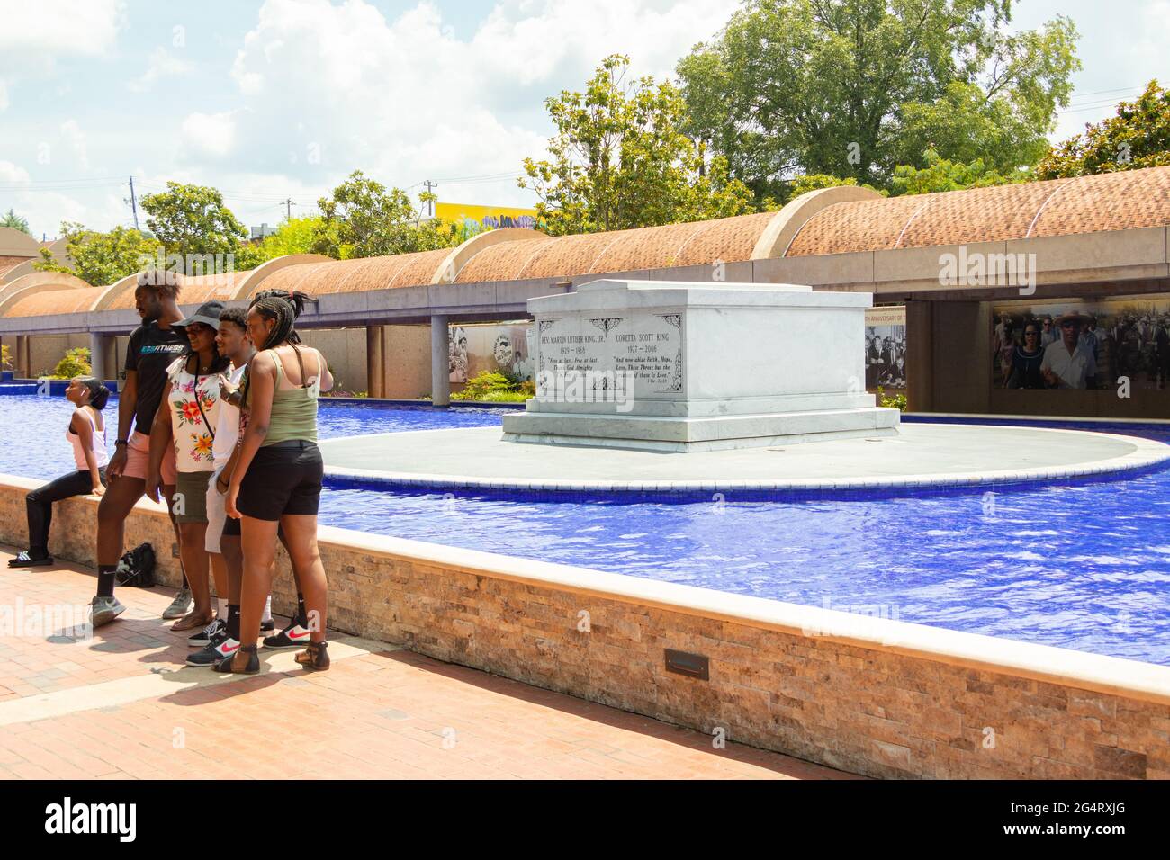Eine Familie von schwarzen afroamerikanischen Touristen am Pool vor dem Grab im Martin Luther King Memorial Center in Atlanta, Georgia Stockfoto