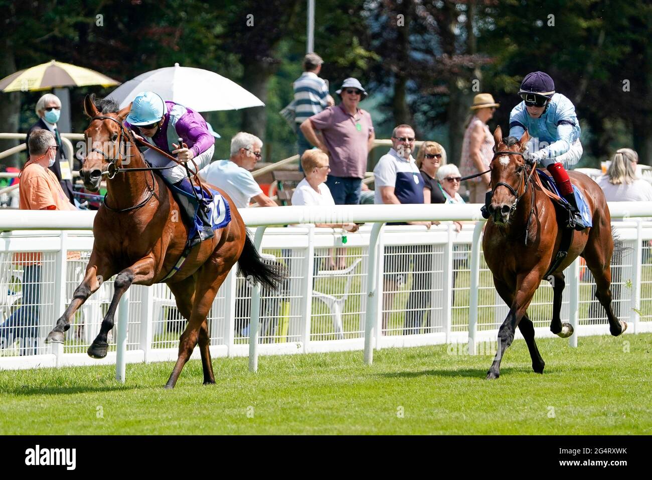 Hector Crouch mit Seattle King (links) kommt nach Hause, um die Due Diligence zu gewinnen, die im Whitsbury Manor von British EBF Blagrave Maiden auf der Rennbahn Salisbury Racecourse gespielt wird. Bilddatum: Mittwoch, 23. Juni 2021. Stockfoto