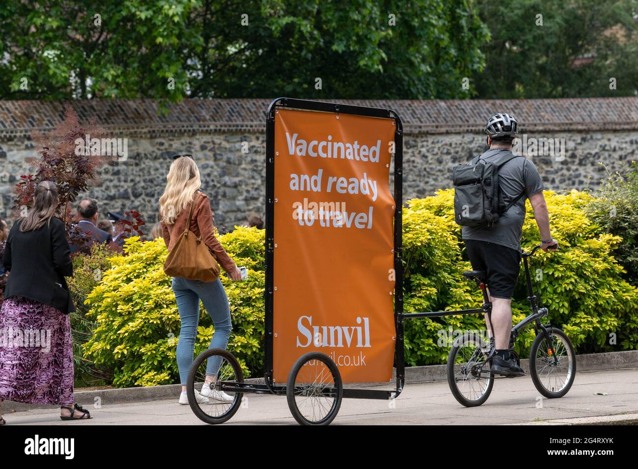 London, Großbritannien. Juni 2021. Mitglieder der Reisebranche protestieren vor den Houses of Parliament gegen Reisebeschränkungen in Großbritannien Kredit: Ian Davidson/Alamy Live News Stockfoto