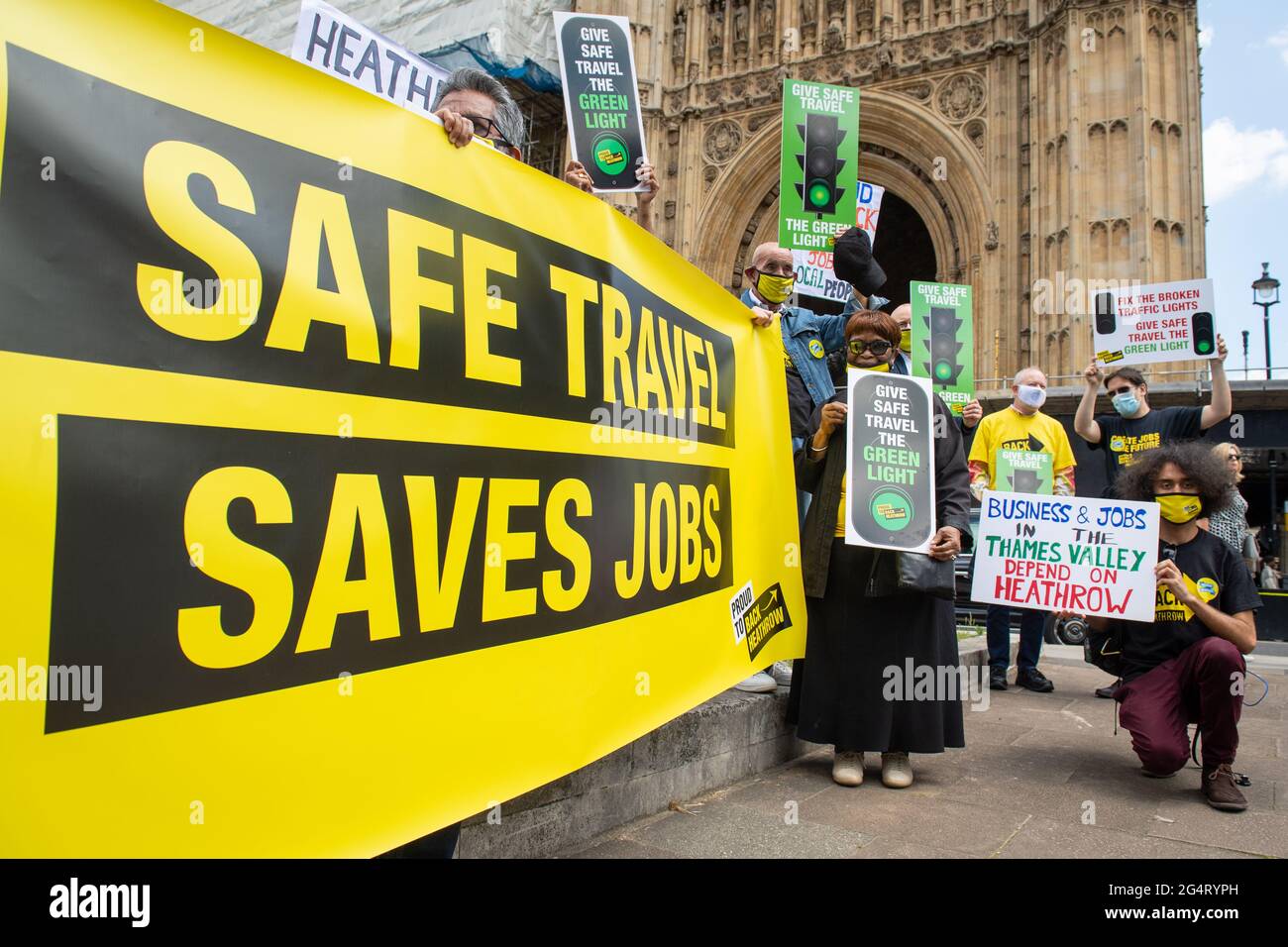 Demonstranten nehmen an einer Demonstration von Mitgliedern der Reisebranche auf dem College Green, Westminster, im Zentrum von London, Teil, während eines Travel Day of Action, der die britische Regierung auffordert, eine sichere Rückkehr zu internationalen Reisen rechtzeitig für die Hochsommerzeit zu unterstützen. Bilddatum: Mittwoch, 23. Juni 2021. Stockfoto