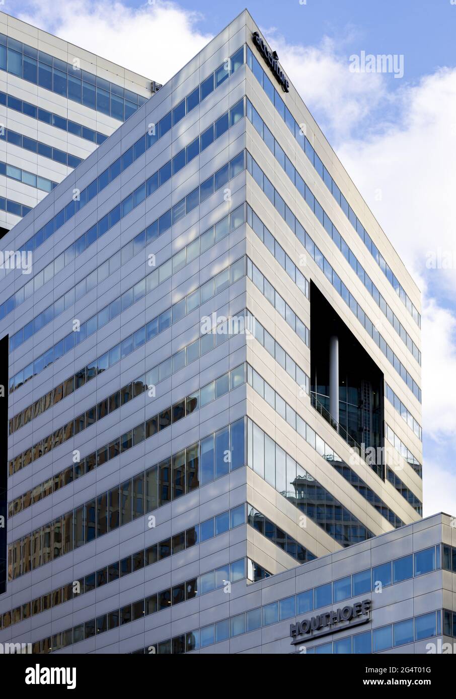 AMSTERDAM, NIEDERLANDE - 12. Jun 2021: Grafischer vertikaler Rahmen der Architektur moderner Hochhäuser im Finanzviertel von Amst Stockfoto