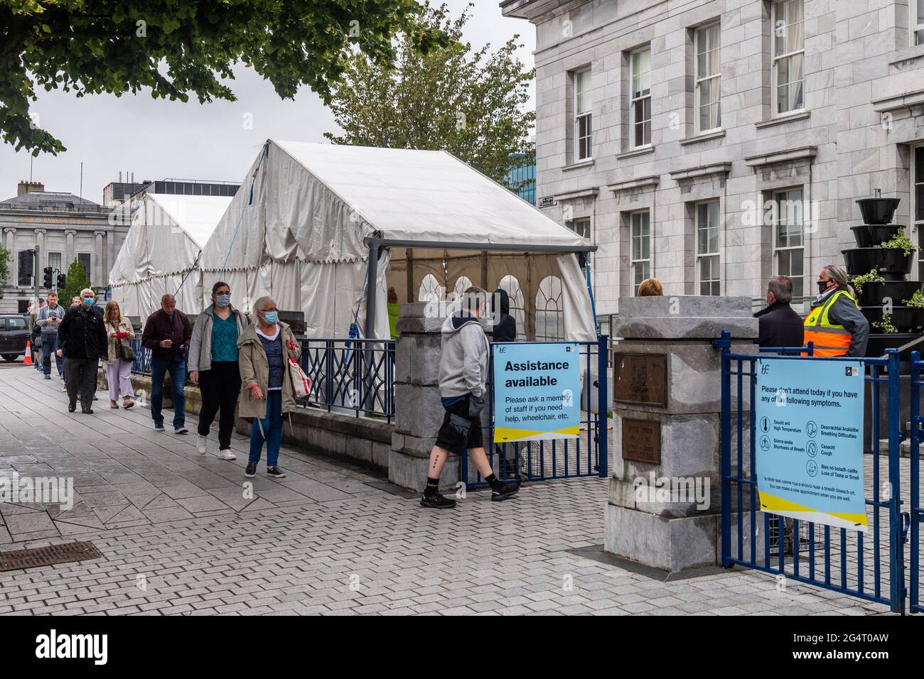 Cork, Irland. Juni 2021. Heute Morgen gab es eine große Schlange im Massenimpfzentrum im Rathaus von Cork. Es kommt, als die Regierung am 5. Juli eine weitere Aufhebung der COVID-19-Beschränkungen angekündigt hat, was bedeutet, dass Pubs und Restaurants Getränke und Speisen in Innenräumen servieren können. Quelle: AG News/Alamy Live News Stockfoto