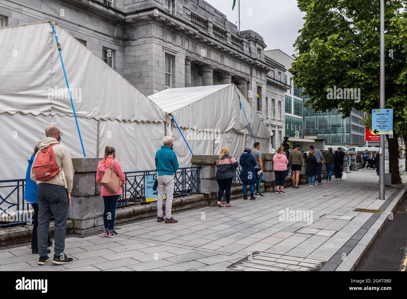 Cork, Irland. Juni 2021. Heute Morgen gab es eine große Schlange im Massenimpfzentrum im Rathaus von Cork. Es kommt, als die Regierung am 5. Juli eine weitere Aufhebung der COVID-19-Beschränkungen angekündigt hat, was bedeutet, dass Pubs und Restaurants Getränke und Speisen in Innenräumen servieren können. Quelle: AG News/Alamy Live News Stockfoto