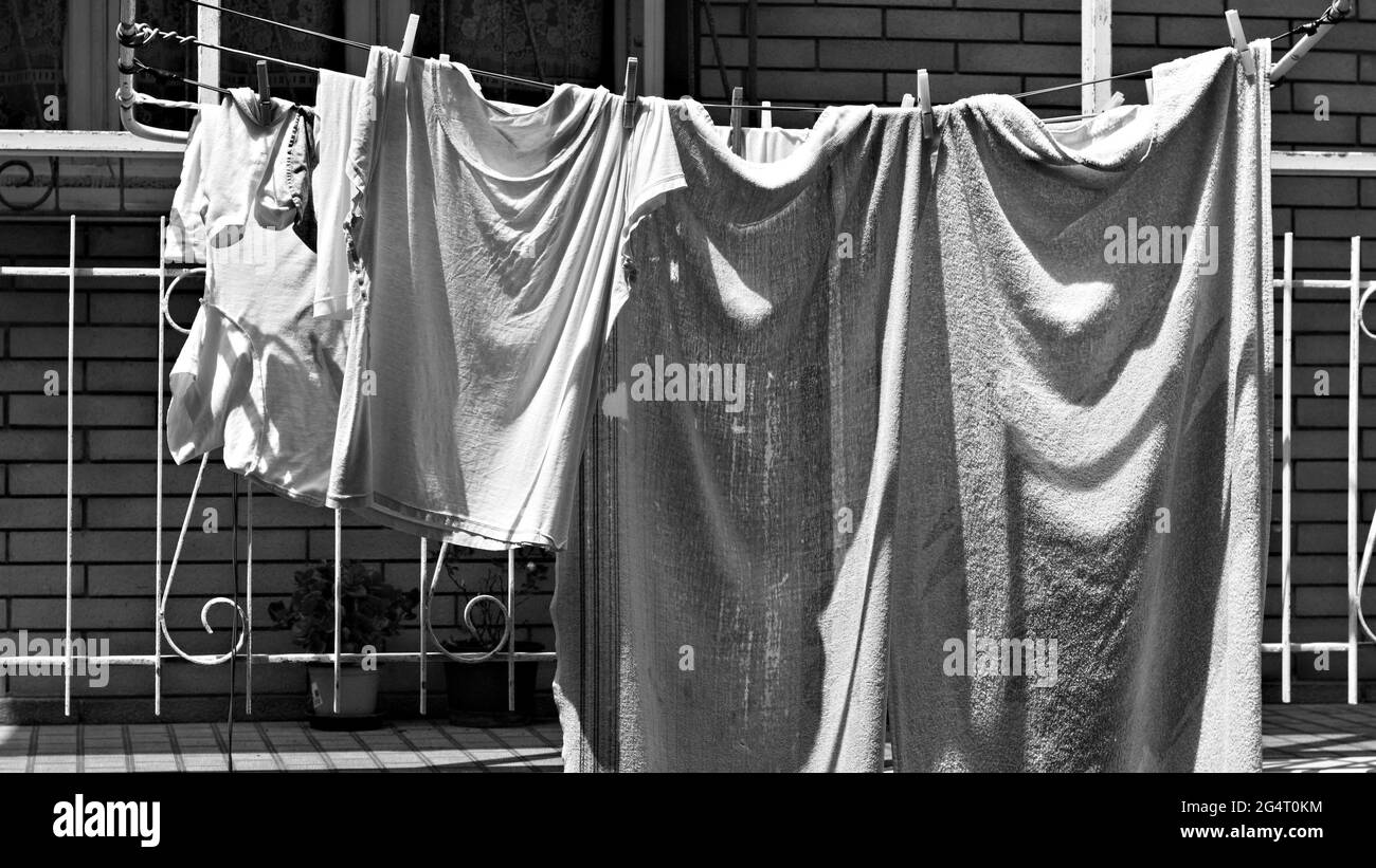 Vor dem Balkon wurden Kleidung zum Trocknen aufgehängt (Marken, Italien, Europa) Stockfoto