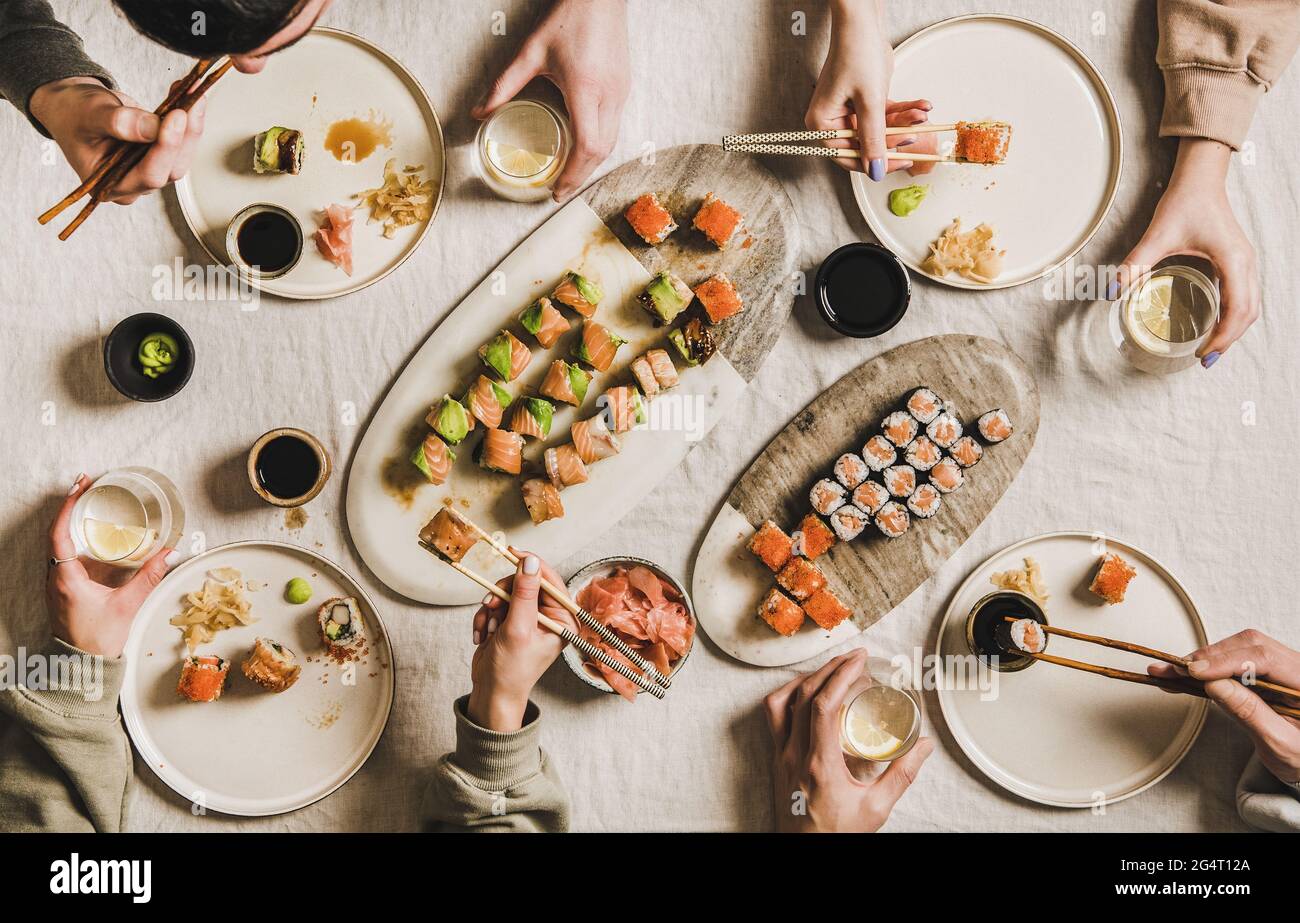 Japanisches Sushi-Abendessen in Quarantäne vom Lieferservice oder vom Take-away-Service Stockfoto