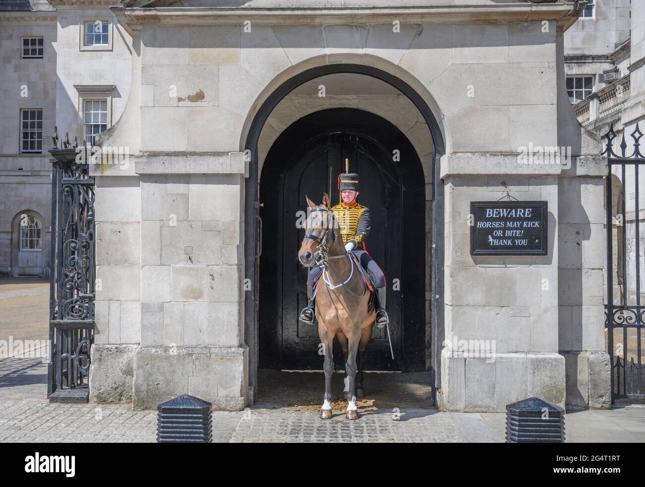 Whitehall, London, Großbritannien. 23. Juni 2021. Berittene Truppen der Königstruppe der Royal Horse Artillery leisten Wachdienst am Eingang der Horse Guards in Whitehall. In der Regel ist die Lage voll mit Touristen, aber derzeit ruhig wegen Covid Lockdown. Die Königstruppe, die Royal Horse Artillery, wird in den Londoner Royal Parks eher als Artilleriegewehrkanone für Waffengrüsse gesehen. Quelle: Malcolm Park/Alamy Live News Stockfoto