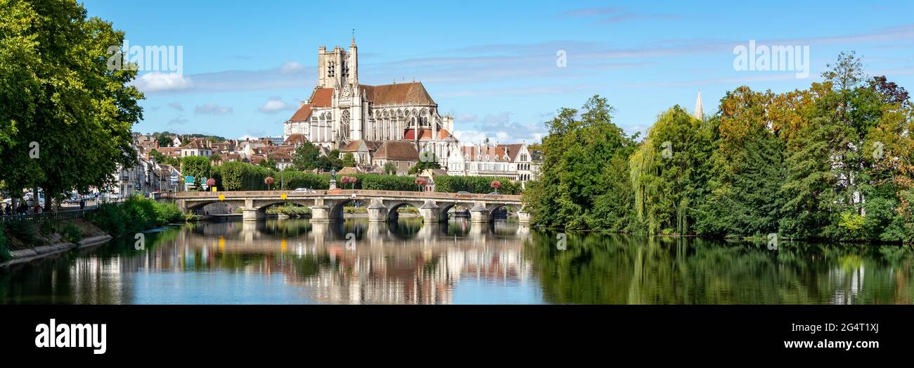 Panorama des Flusses Yonne und der Kirche von Auxerre in Burgund, Frankreich Stockfoto