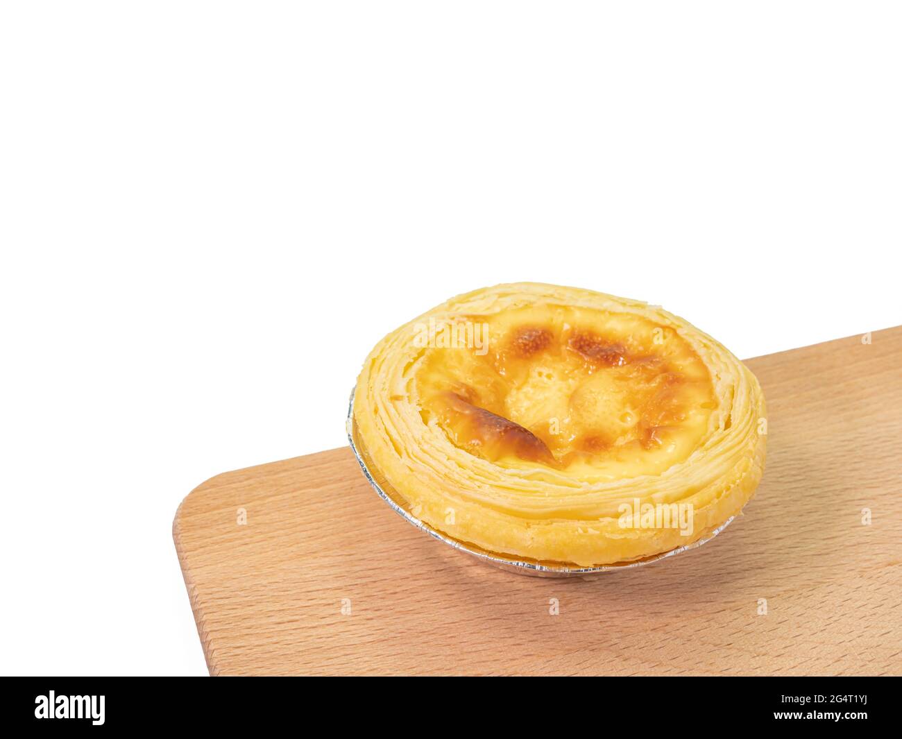 Egg Tart, eine Nahaufnahme der hausgemachten knusprigen Pudding Tart Pie Bäckerei auf weißem Hintergrund. Stockfoto