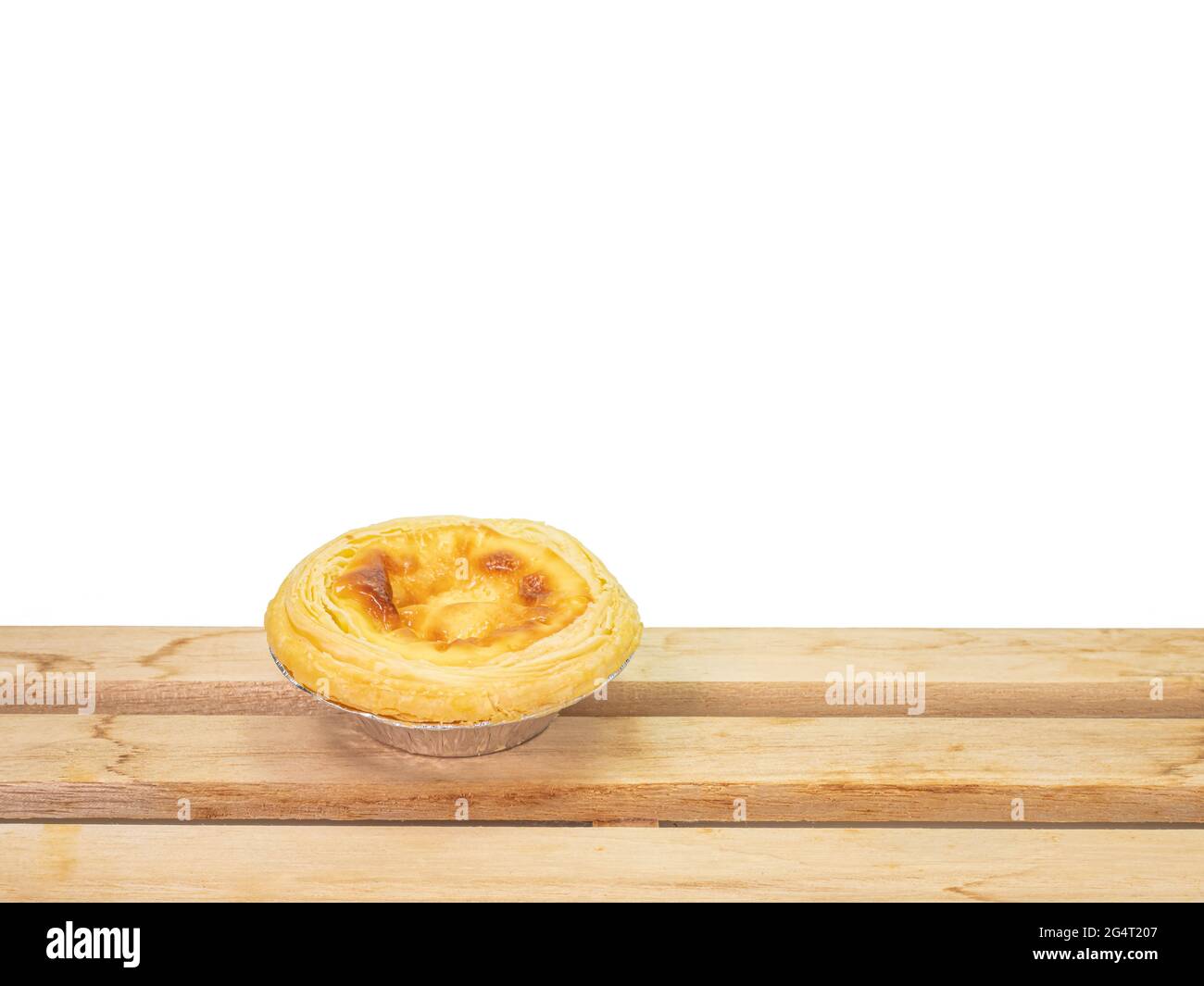Egg Tart, eine Nahaufnahme der hausgemachten knusprigen Pudding Tart Pie Bäckerei auf weißem Hintergrund. Stockfoto