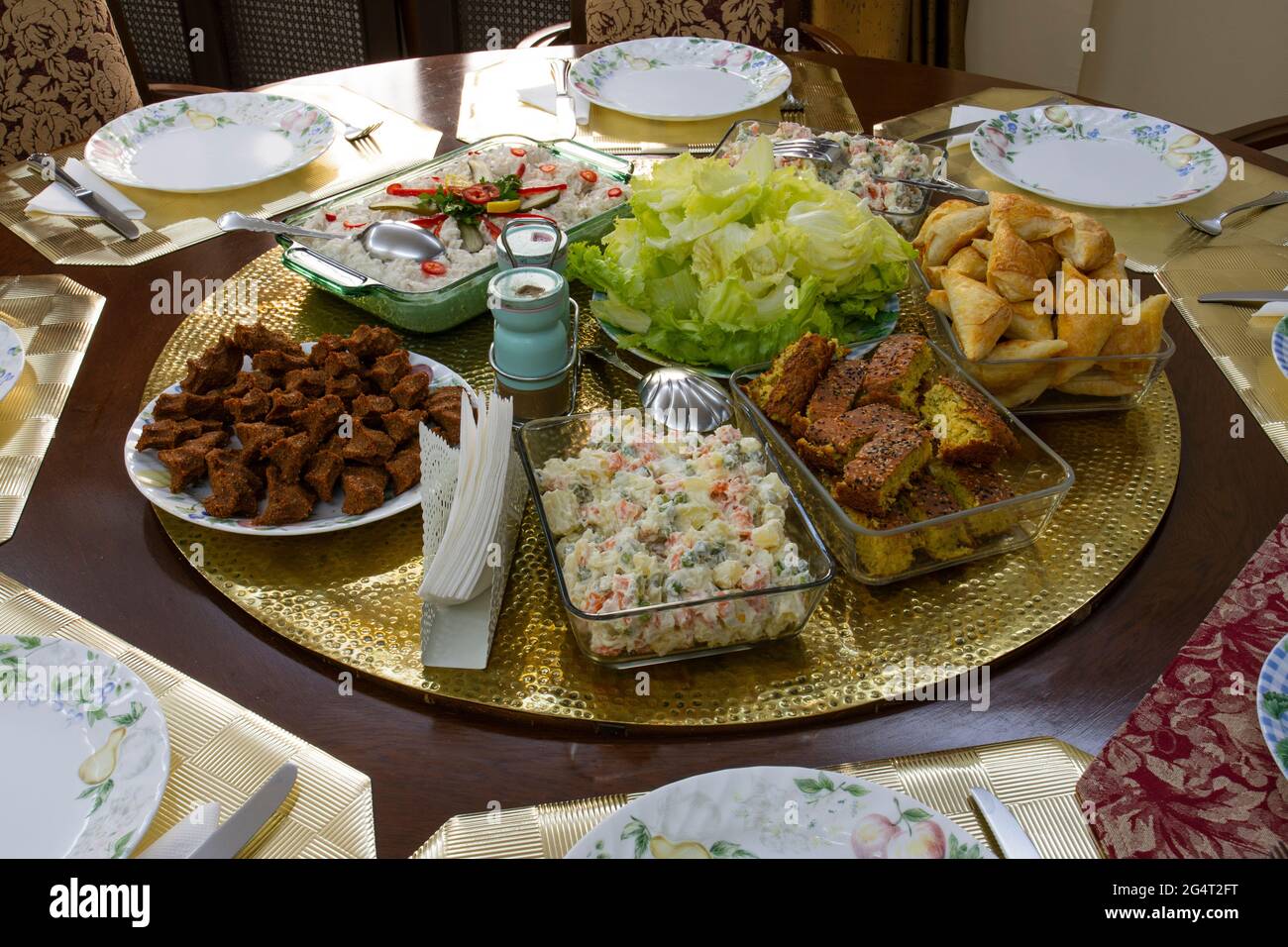 Salate, Olivenölgerichte und Vorspeisen. Traditioneller Sommertisch Mit Türkischen Speisen Stockfoto