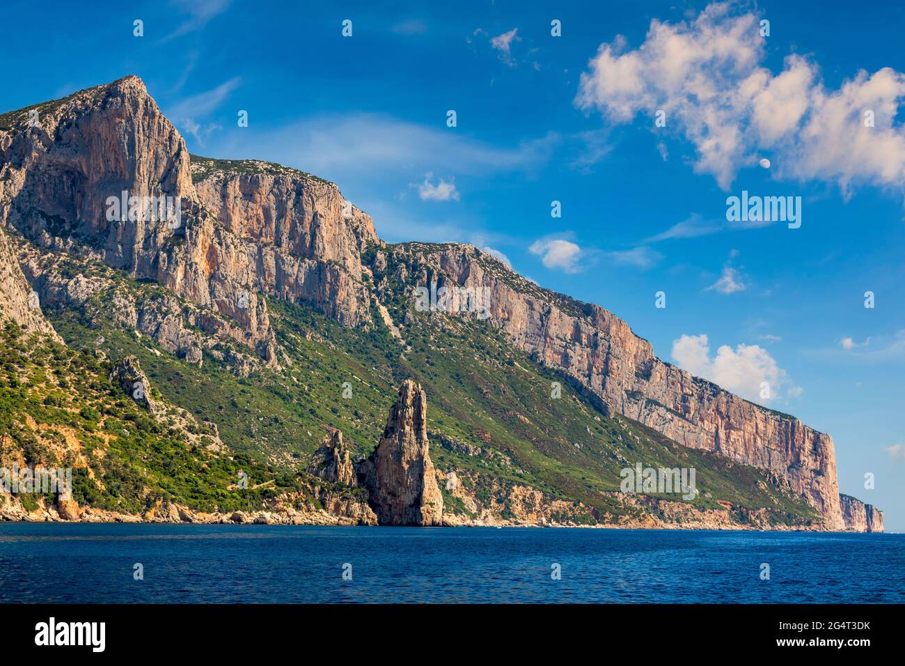 Der Monolith von Pedra Longa, Baunei, Provinz Ogliastra, Ostsardinien, Italien. Der felsige Turm, der majestätisch aus dem Meer steigt. Urlaub in Stockfoto