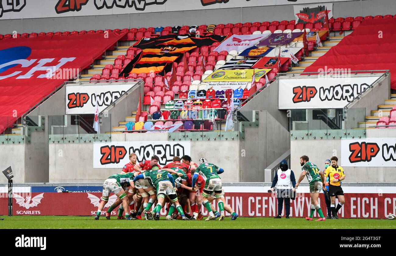Llanelli, Wales. 20. Februar 2021. Ein Maul während des Guinness PRO14-Spiels zwischen Scarlets und Benetton am 20. Februar 2021 im Parc y Scarlets in Llanelli, Wales, Großbritannien. Sportstadien in ganz Großbritannien unterliegen aufgrund der Coronavirus-Pandemie weiterhin strengen Beschränkungen, da staatliche Gesetze zur sozialen Distanzierung Fans innerhalb von Veranstaltungsorten verbieten, was dazu führt, dass Spiele hinter verschlossenen Türen gespielt werden. Quelle: Duncan Thomas/Majestic Media. Stockfoto
