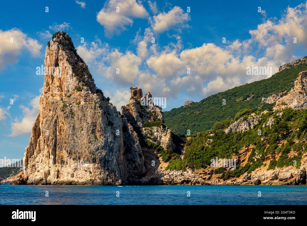 Der Monolith von Pedra Longa, Baunei, Provinz Ogliastra, Ostsardinien, Italien. Der felsige Turm, der majestätisch aus dem Meer steigt. Urlaub in Stockfoto