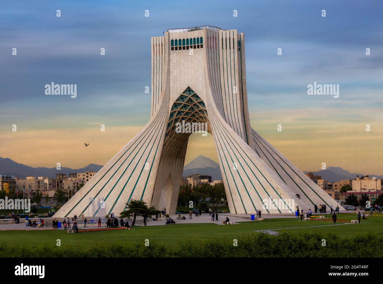 Die azadi Turm ist ein Denkmal am Azadi Platz in Teheran, Iran. Es ist eines der Symbole von Teheran, und markiert den Eingang West in die Stadt. Stockfoto