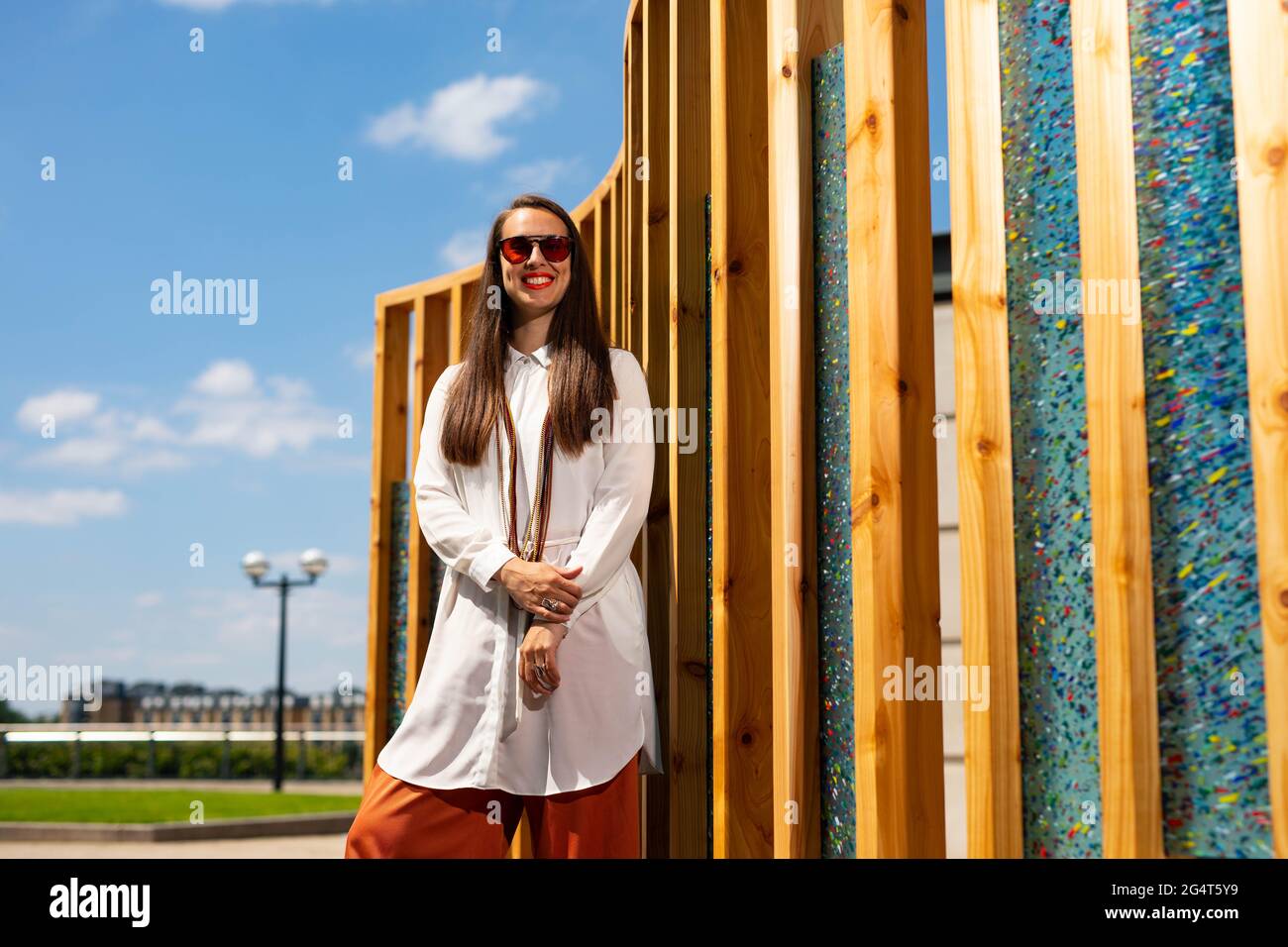 NUR FÜR REDAKTIONELLE VERWENDUNG die Künstlerin Aphra Shemza enthüllt ihren peice Ocean Rise im Rahmen des Summer Lights Festivals in Canary Wharf in London. Bilddatum: Mittwoch, 23. Juni 2021. Stockfoto