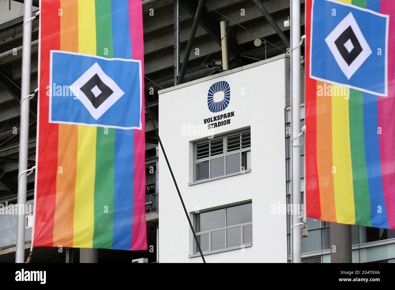 Hamburg, Deutschland. Juni 2021. Regenbogenfahnen mit dem Logo des Fußball-Zweitligamanns Hamburger SV fliegen vor dem Volkspark-Stadion. Die Europäische Fußballunion UEFA hatte beschlossen, dass das Stadion in München beim Gruppenfinale der deutschen Nationalmannschaft gegen Ungarn nicht in den Regenbogenfarben erstrahlen darf, als Zeichen von Toleranz und Gleichheit. Andere deutsche Stadionbetreiber wollen dafür am Mittwoch ein Vorbild sein. Kredit: Bodo Marks/dpa/Alamy Live Nachrichten Stockfoto