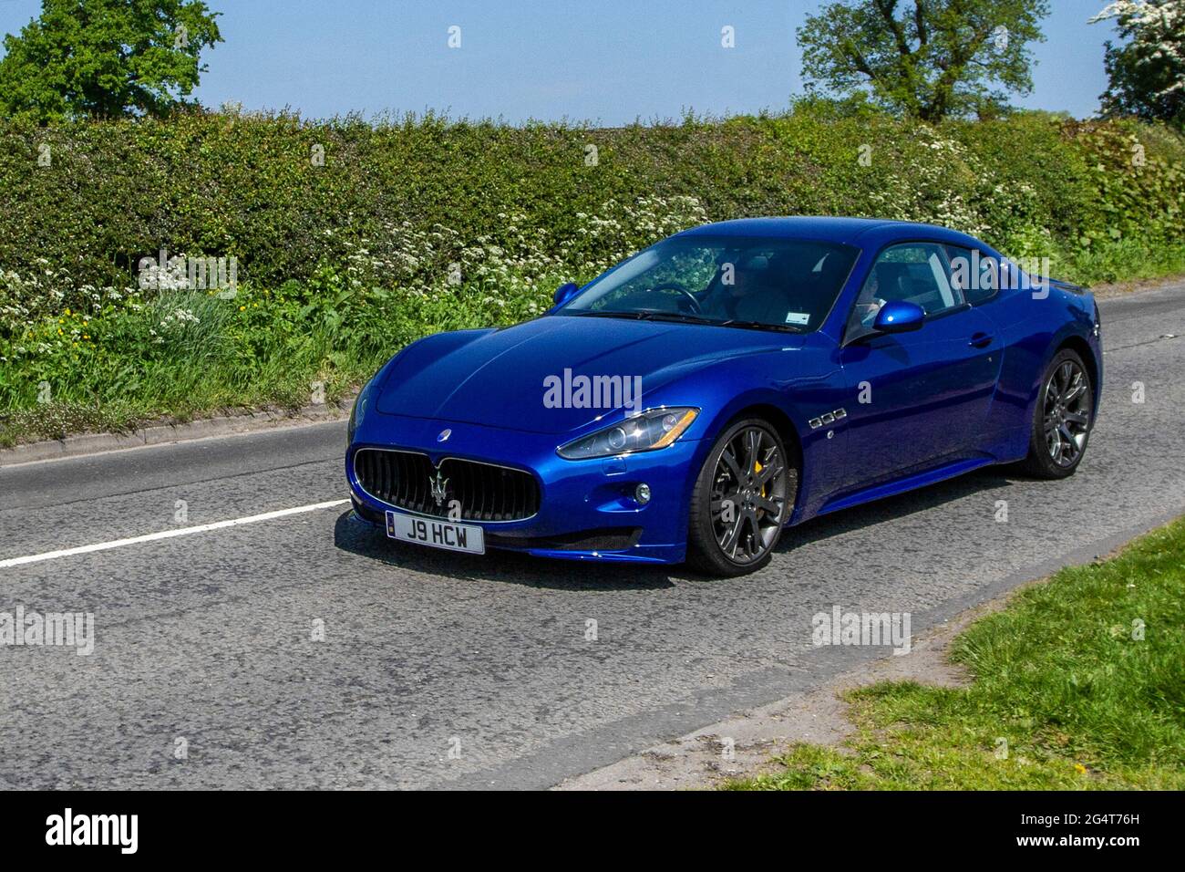 2012 Blue Maserati S 4691cc Benzin, auf dem Weg zur Capesthorne Hall Classic Car Show im Mai, Ceshire, Großbritannien Stockfoto