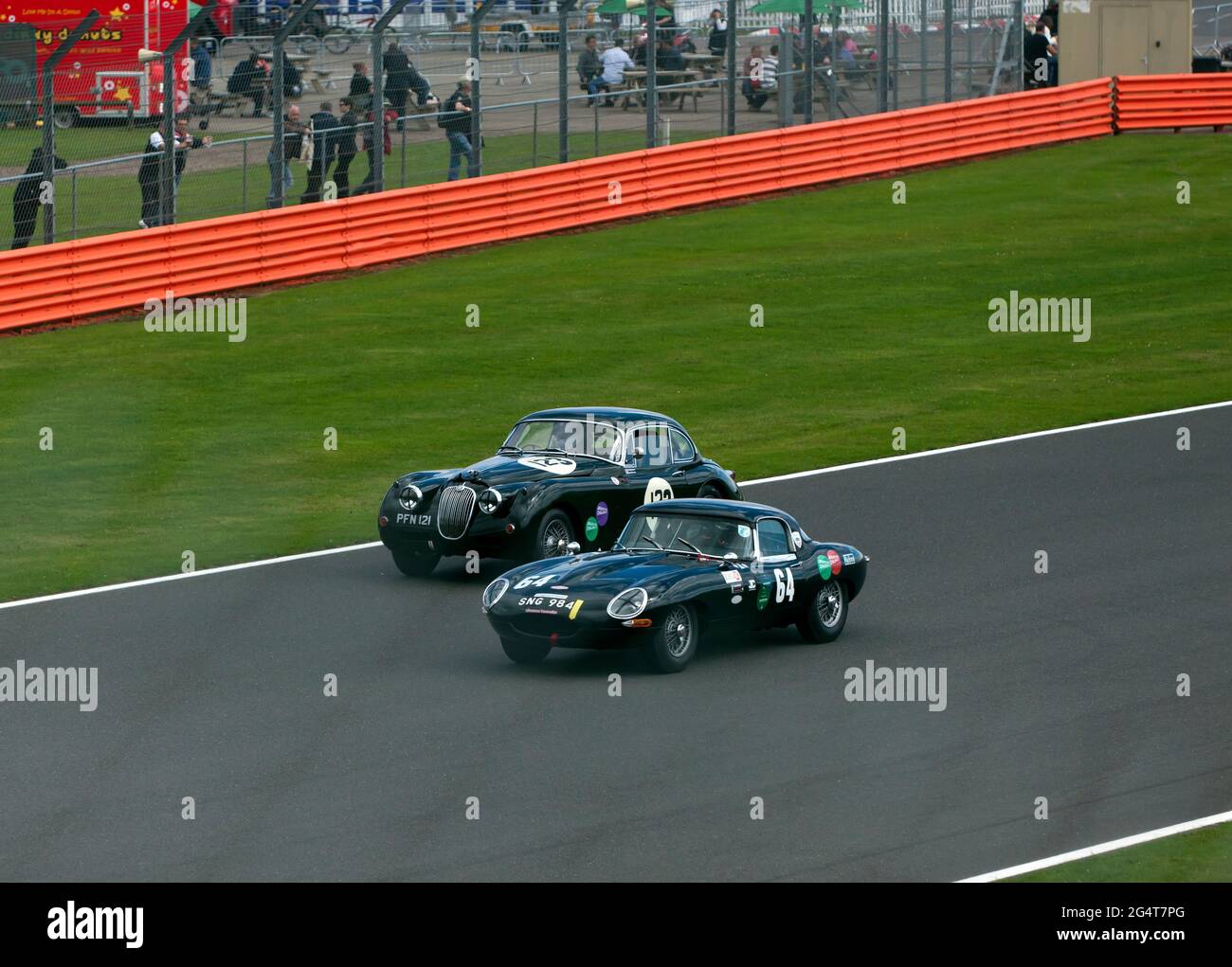 James Partson in seinem Jaguar E-TYPE 1965, vorbei an Graham Love's, 1958, Jaguar XK150, Während der Jaguar Classic Challenge Stockfoto James Partson in seinem Jaguar E-TYPE 1965, vorbei an Graham Love's, 1958, Jaguar XK150, Während der Jaguar Classic Challenge Stockfoto