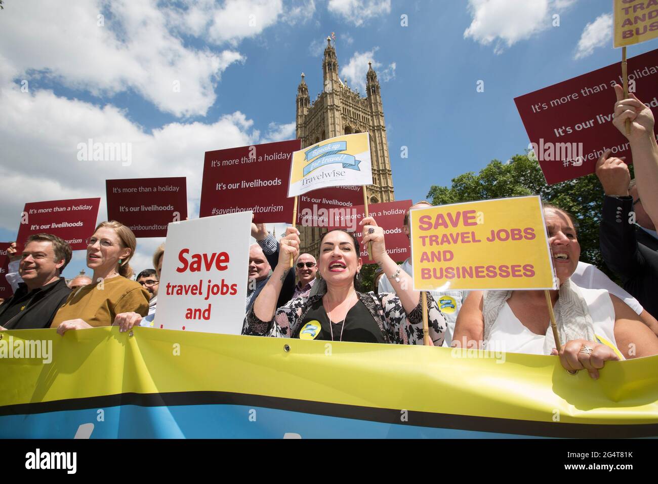 REDAKTIONELLE VERWENDUNG NUR Vertreter von Reiseveranstaltern und Reisebüros nehmen an der Demonstration des „Travel Day of Action“ in Westminster Teil, um Druck auf die Regierung auszuüben, Reisen für diesen Sommer sicher wieder aufzunehmen und dem Sektor London maßgeschneiderte finanzielle Unterstützung zu gewähren. Bilddatum: Mittwoch, 23. Juni 2021. Stockfoto