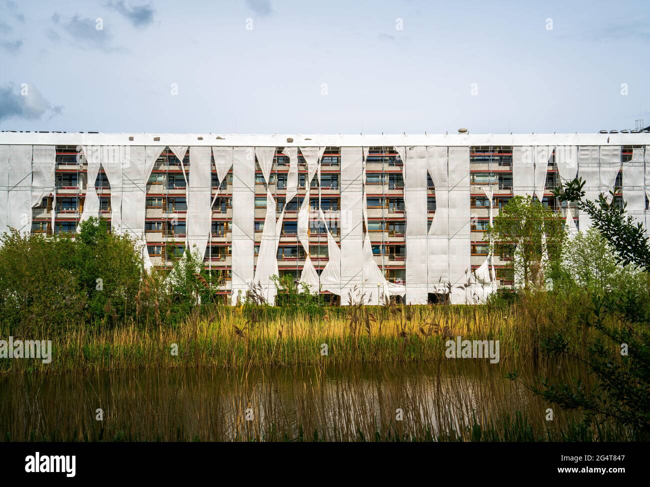 Apartmentgebäude in Gerüsten und Abdeckungen verpackt Stockfoto