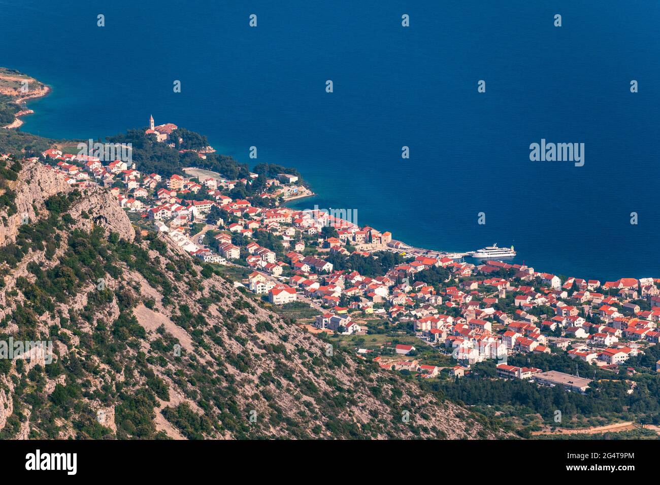 Bol auf der Insel Brac Panoramablick Luftaufnahme, Dalmatien, Kroatien. Stadt Bol vom Vidova Gora Luftaufnahme, Insel Brac, Dalmatien, Kroatien. Stockfoto