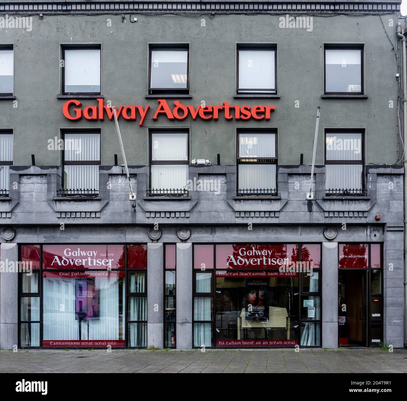 Die Büros des Galway Advertiser in Eyre Square, Galway, Irland. Es ist eine kostenlose Zeitung mit einer Auflage in Galway und Umgebung. Stockfoto