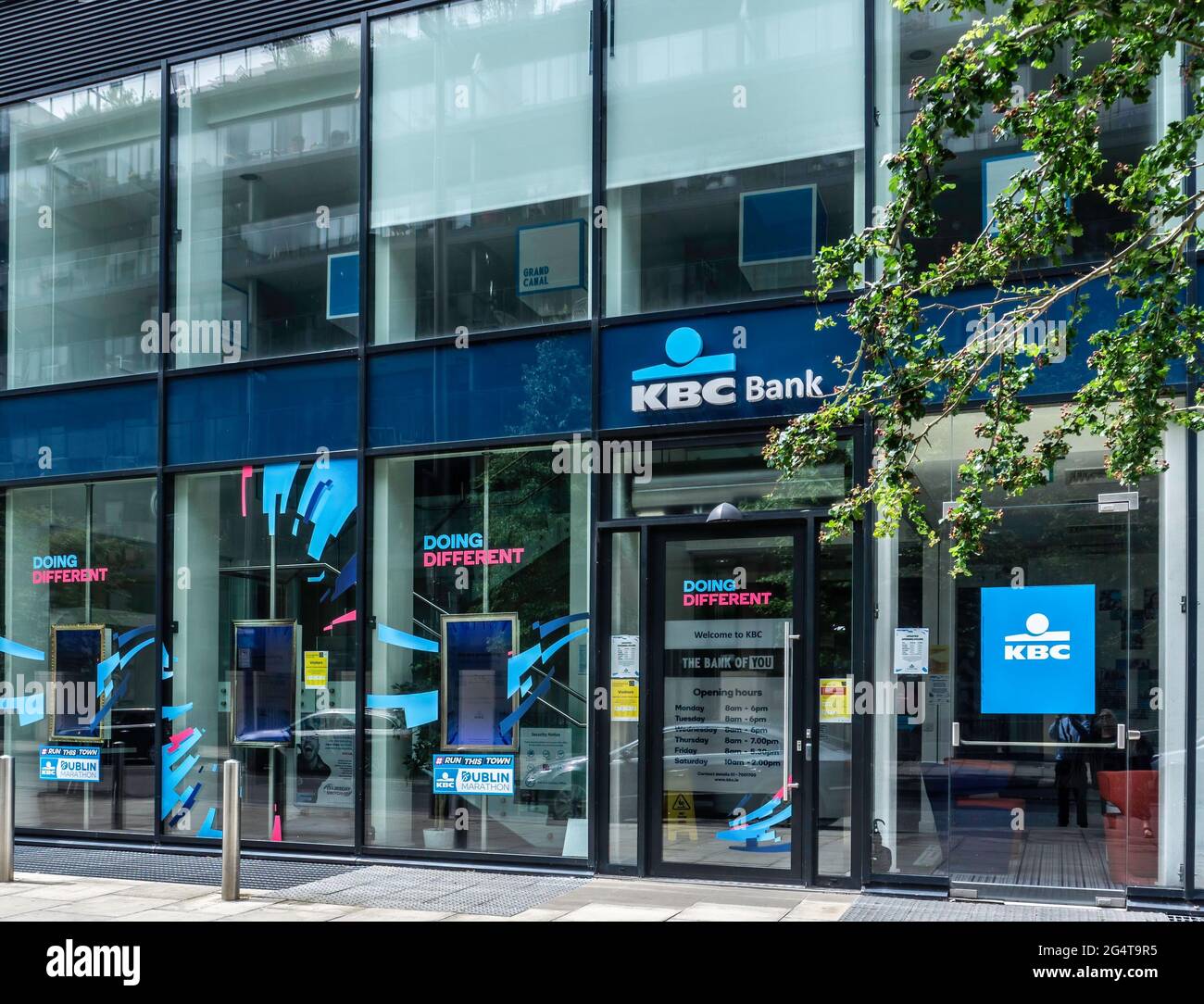 Eine Zweigstelle der KBC-Bank in der Forbes Street, Dublin, Irland. Die Bank gab kürzlich bekannt, dass sie ihre Geschäfte in Irland schließen wird. Stockfoto
