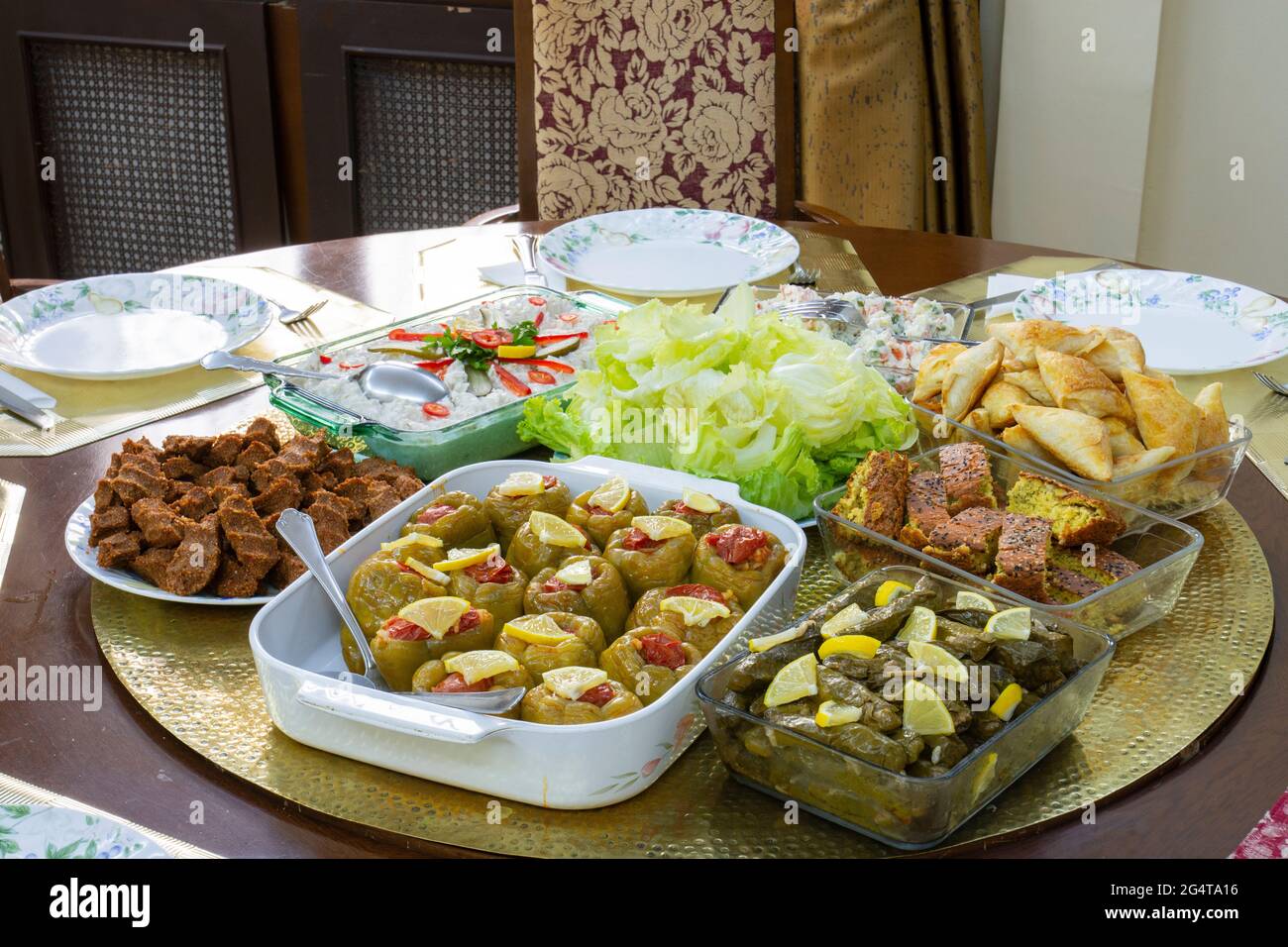 Salate, Olivenölgerichte und Vorspeisen. Traditioneller Sommertisch Mit Türkischen Speisen Stockfoto