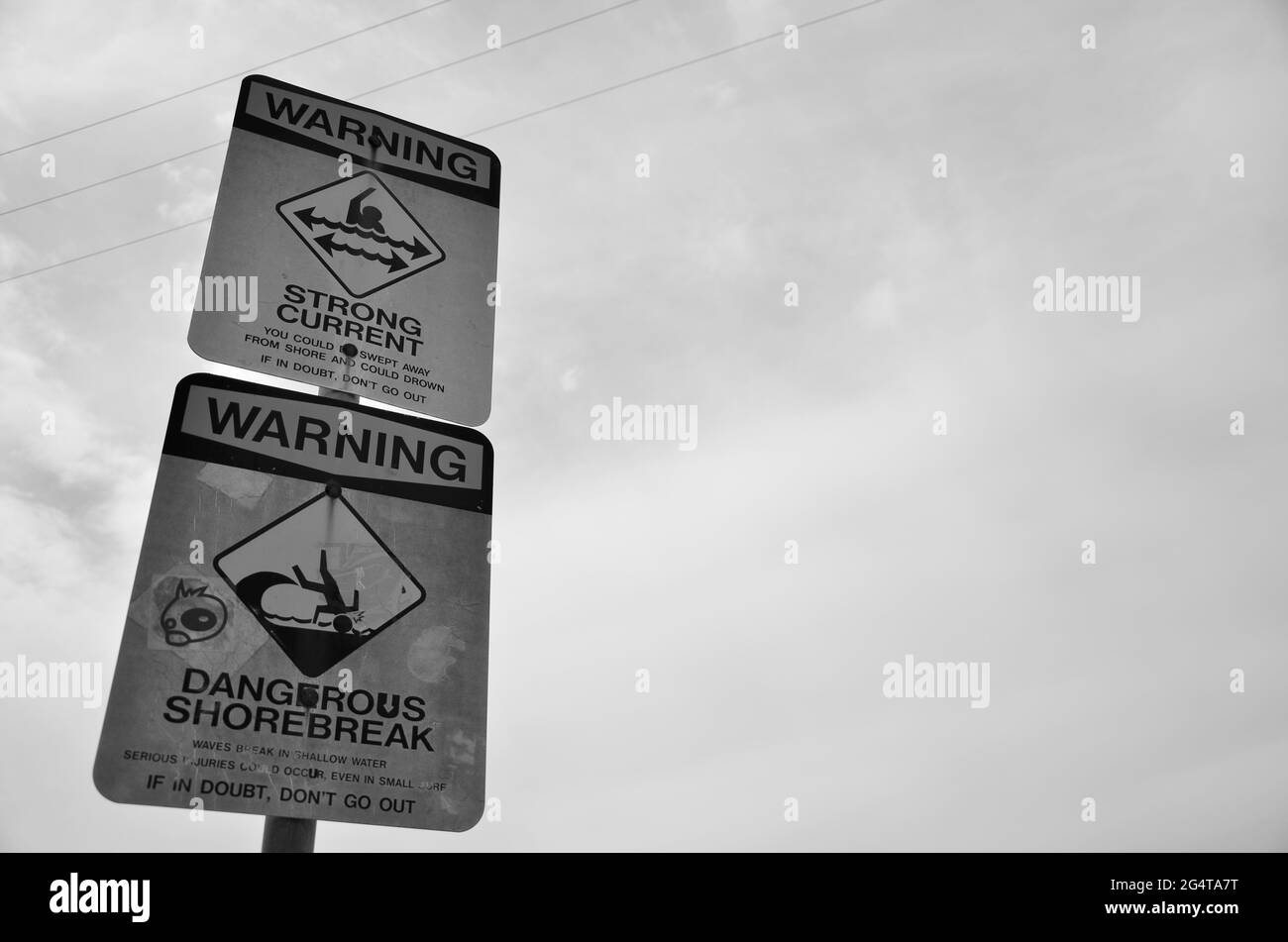 Warnung starke Strömung und gefährliche Shorebrechen Zeichen Stockfoto