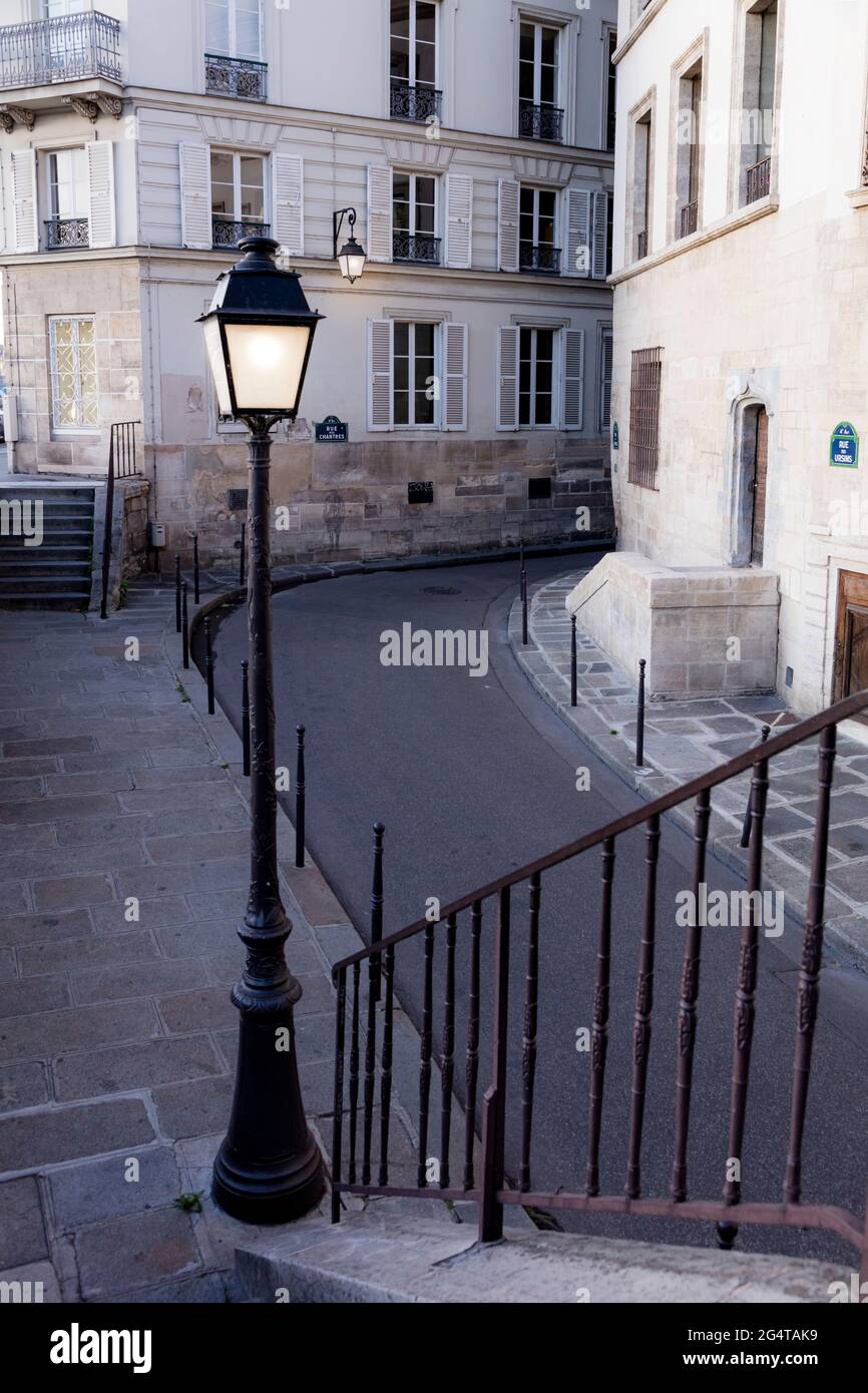 Blick am frühen Morgen auf die Rue des Ursins und die Rue des Chantres - eine kleine geschwungene Straße durch Ile-de-la-Cite, Paris, Frankreich Stockfoto