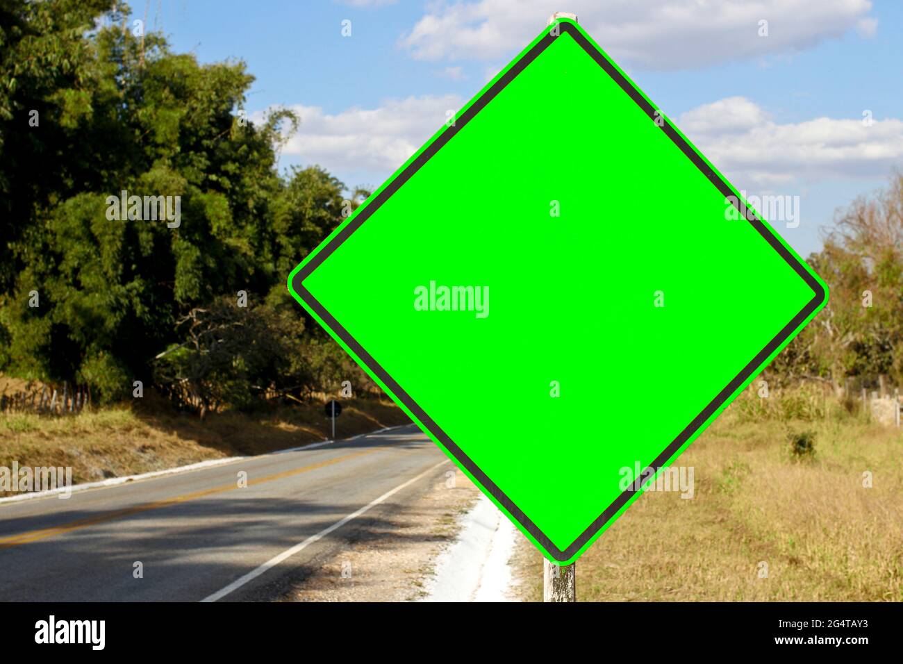 Grünes, leeres Verkehrszeichen ohne Warnanzeige Stockfoto
