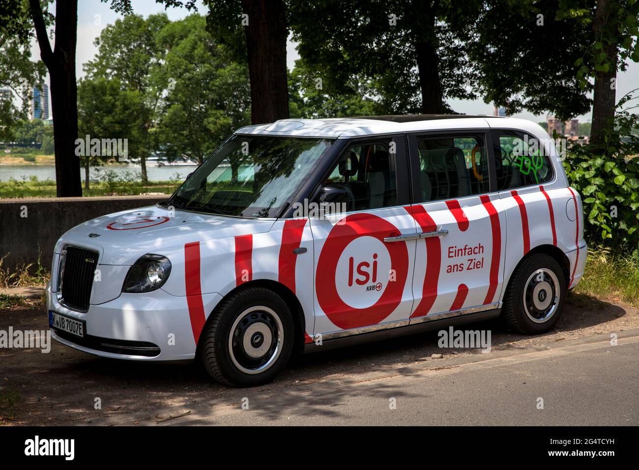 Elektrischer ISI-Minibus der Koelner Verkehrs-Betriebe (KVB), Köln, Deutschland. Die Fahrzeuge sind ein On-Demand-Service von KVB und können per App bestellt werden Stockfoto