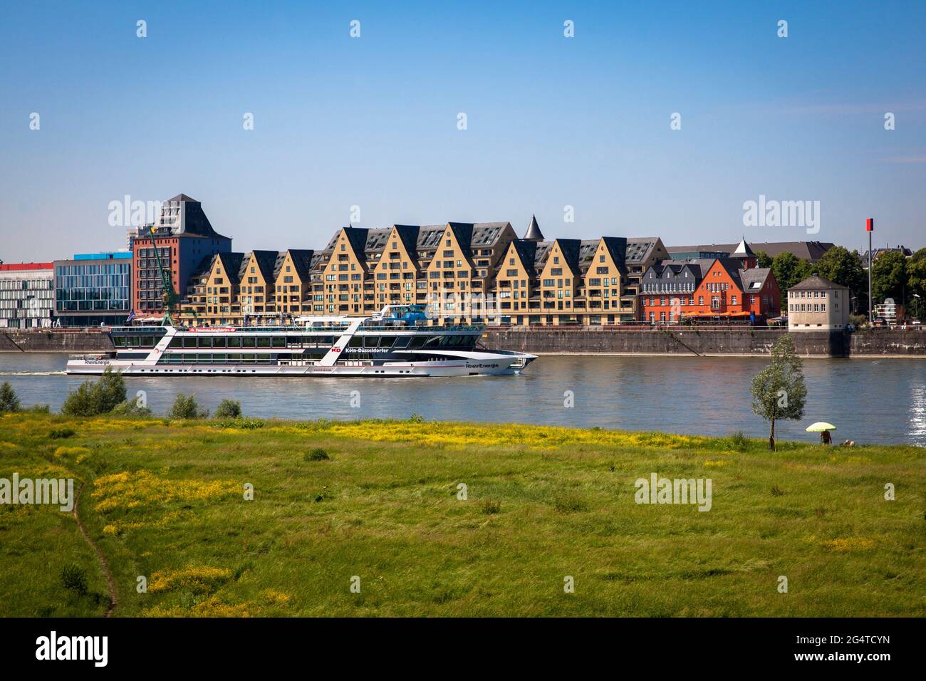 Blick über den Rhein zum alten Lagerhaus, Siebengebirge im Rheinauer Hafen, Ausflugsboot, Köln, Deutschland. Blick von den Poller Rheinwiesen Stockfoto
