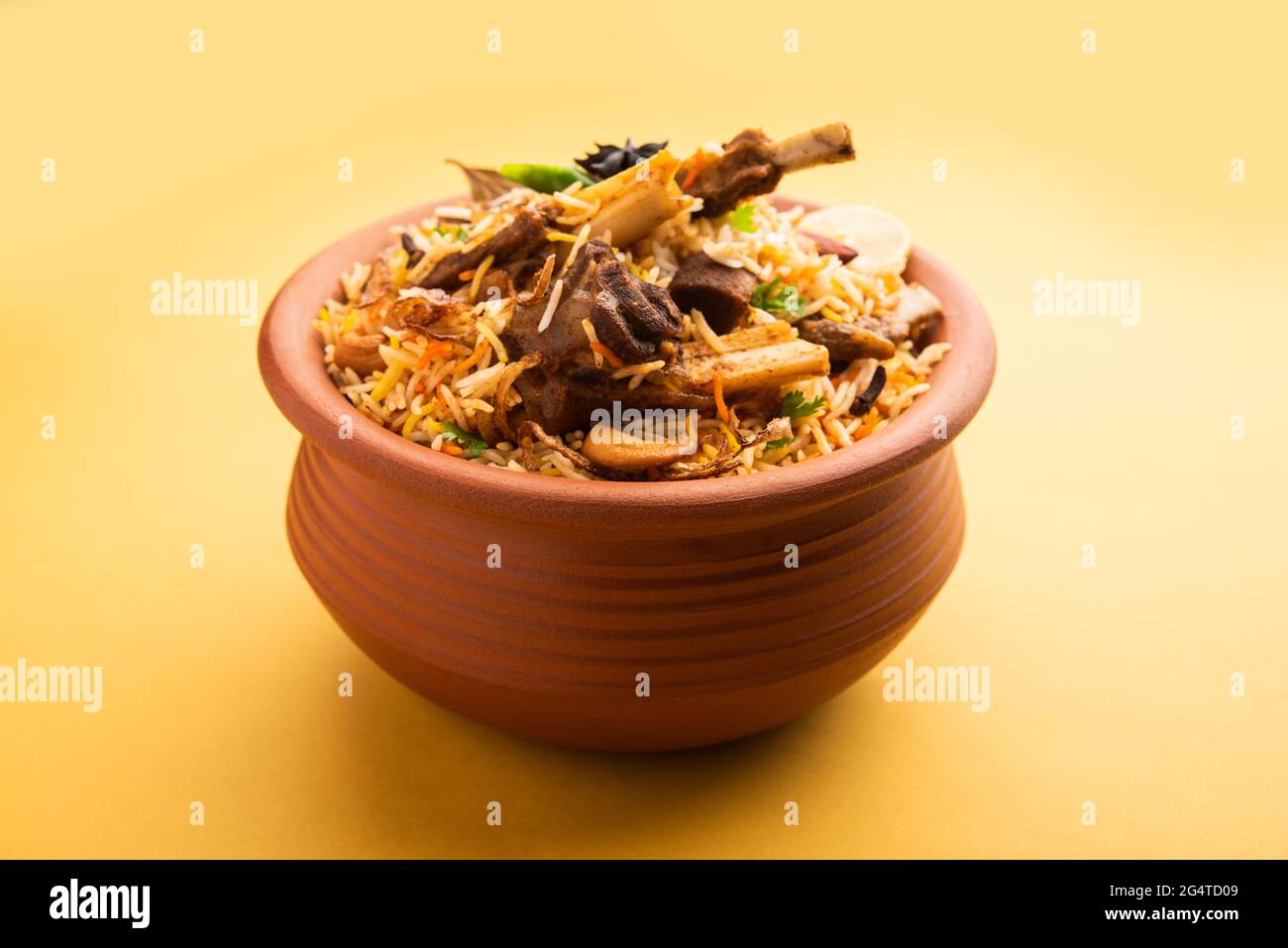 Dum Handi Mutton Biryani oder Gosht Pilaf wird in einem irdenen oder  tonhaltigen Topf namens Haandi oder 1 Kilo Größe zubereitet. Beliebtes  indisches, nicht vegetarisches Essen Stockfotografie - Alamy