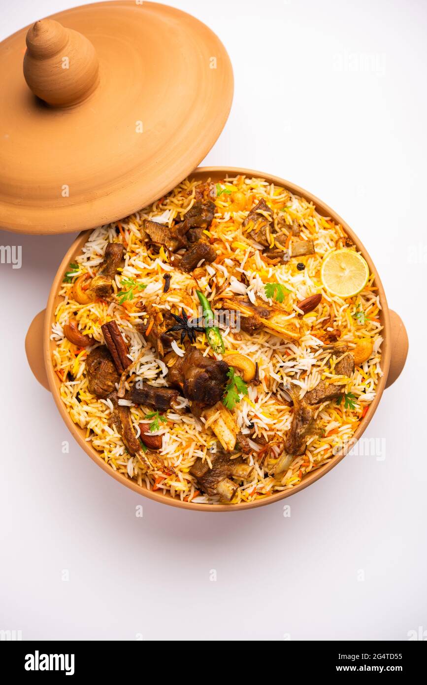 Dum Handi Mutton Biryani oder Gosht Pilaf wird in einem irdenen oder  tonhaltigen Topf namens Haandi oder 1 Kilo Größe zubereitet. Beliebtes  indisches, nicht vegetarisches Essen Stockfotografie - Alamy