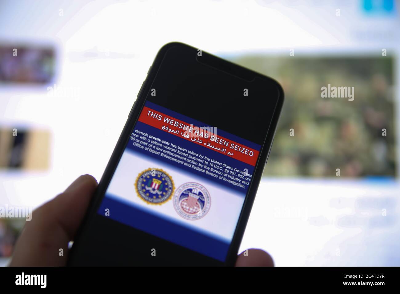 Viersen, Deutschland - Juni 9. 2021: Ansicht auf Handy-Bildschirm mit FBI-Benachrichtigung Diese Website wurde beschlagnahmt, verschwommen arabischen Website Flagge Hintergrund ( Stockfoto