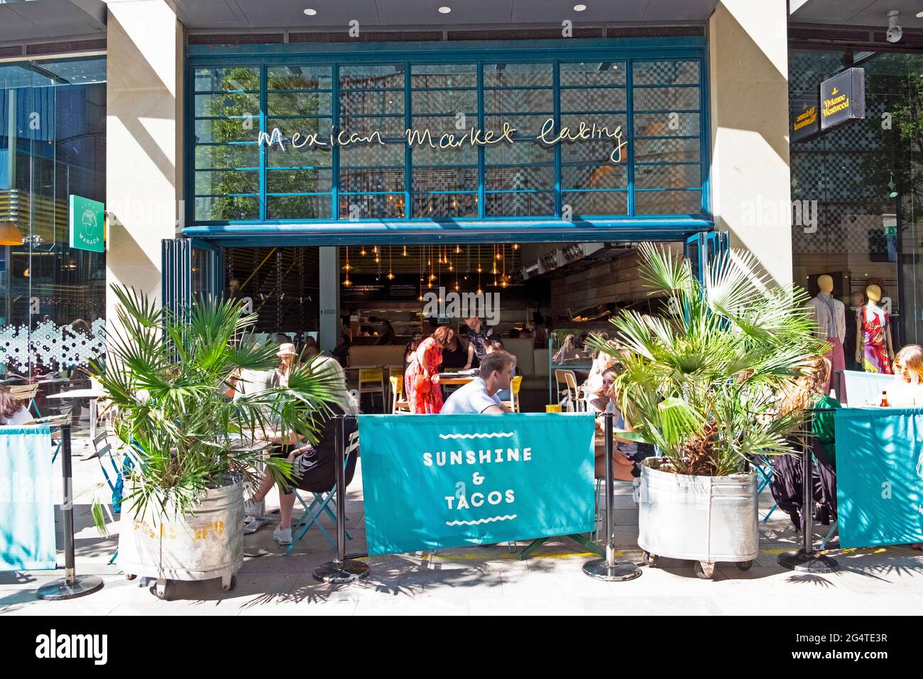 Menschen soziale Distanzierung sitzen vor Wahaca Mexikanisches Restaurant Essen und Trinken Tische in Cardiff City Centre Wales UK KATHY DEWITT Stockfoto
