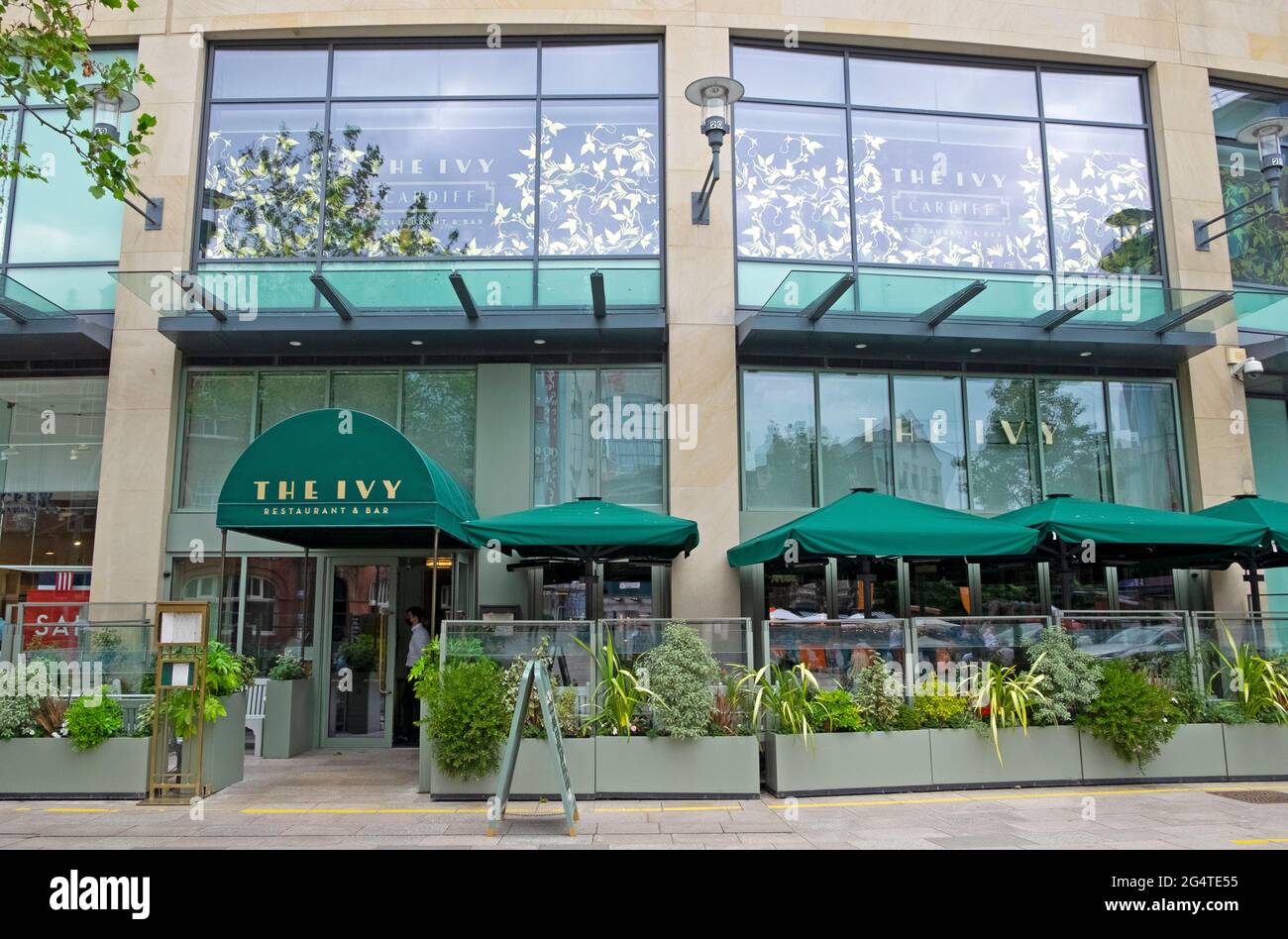 Das Ivy Restaurant und die Bar an der Außenfassade im Cardiff City Centre Wales, Großbritannien, KATHY DEWITT Stockfoto