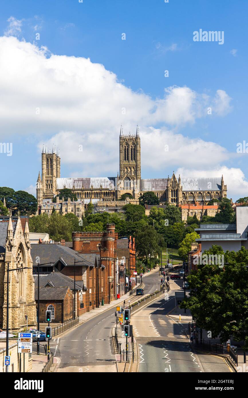 Blick auf die Lincoln Cathedral an einem hellen Tag von der Fußgängerbrücke über Broadgate Mitte Juni 20121. Stockfoto