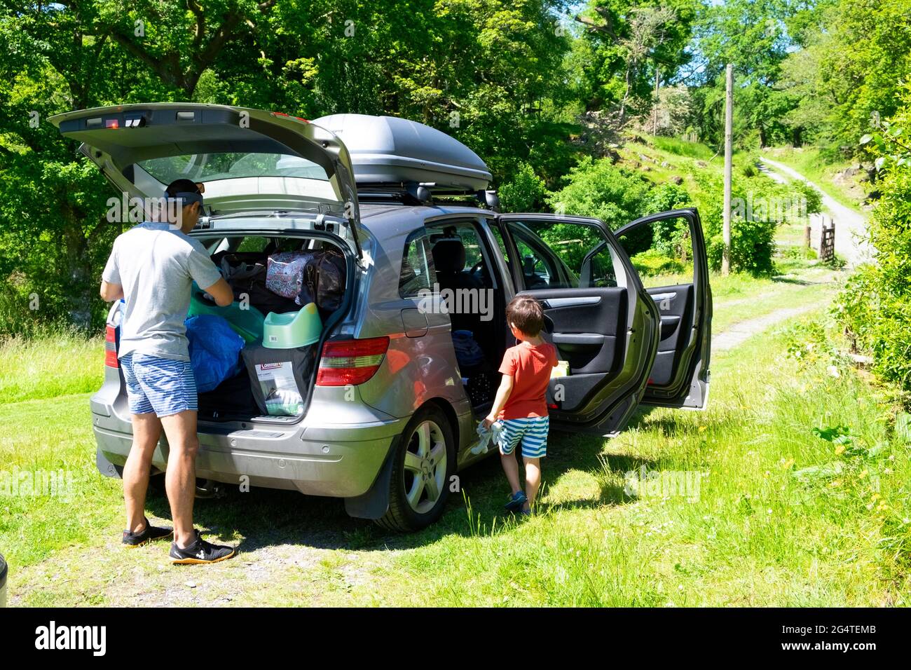 Die Familie packt ein Laderaum Auto bereit für den Urlaub Urlaub Urlaub Aufenthalt nach Covid 19 Pandemie Lockdown erleichtert 2021 in Wales UK KATHY DEWITT Stockfoto