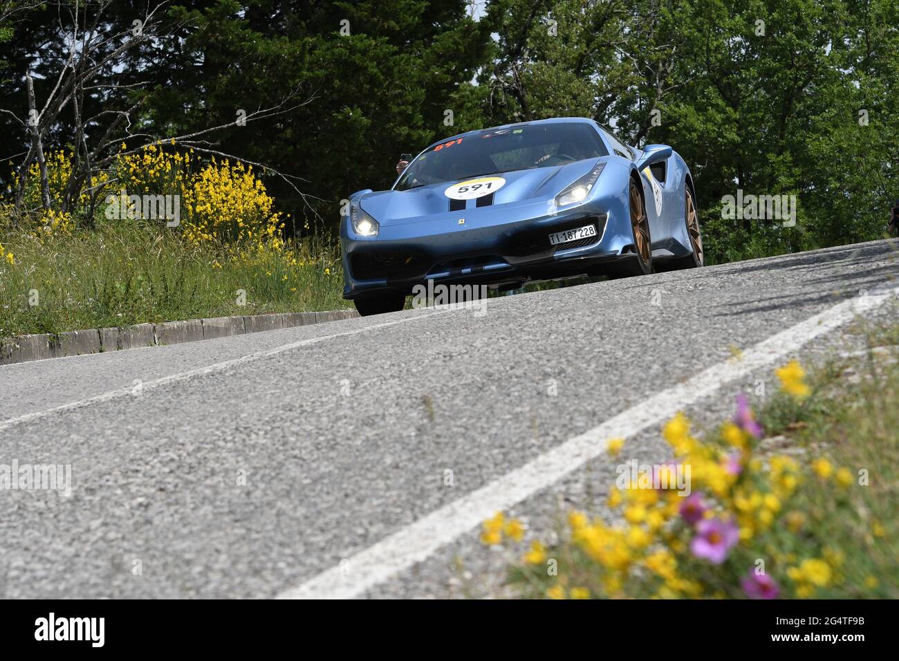 Panzano in Chianti, Italien 18. juni 2021: Unbekannt fährt einen Ferrari 488 Pista 2020 während des Ferrari Tribute Mille Miglia 2021. Italien Stockfoto