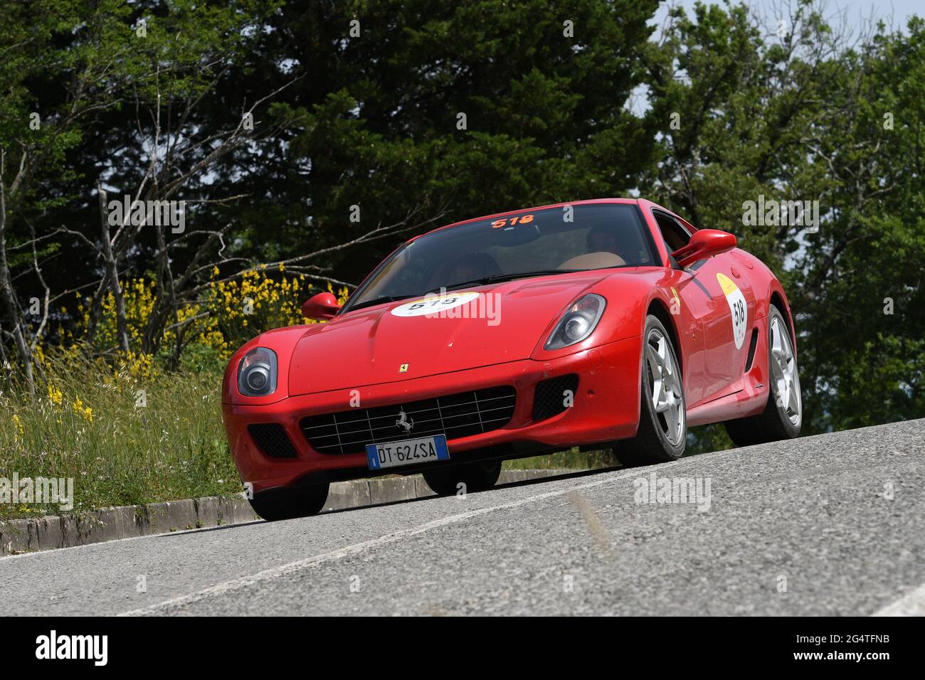 Panzano in Chianti, Italien 18. juni 2021: Unbekannt fährt einen Ferrari 599 GTB Fiorano 2007 während des Ferrari Tribute Mille Miglia 2021. Italien Stockfoto