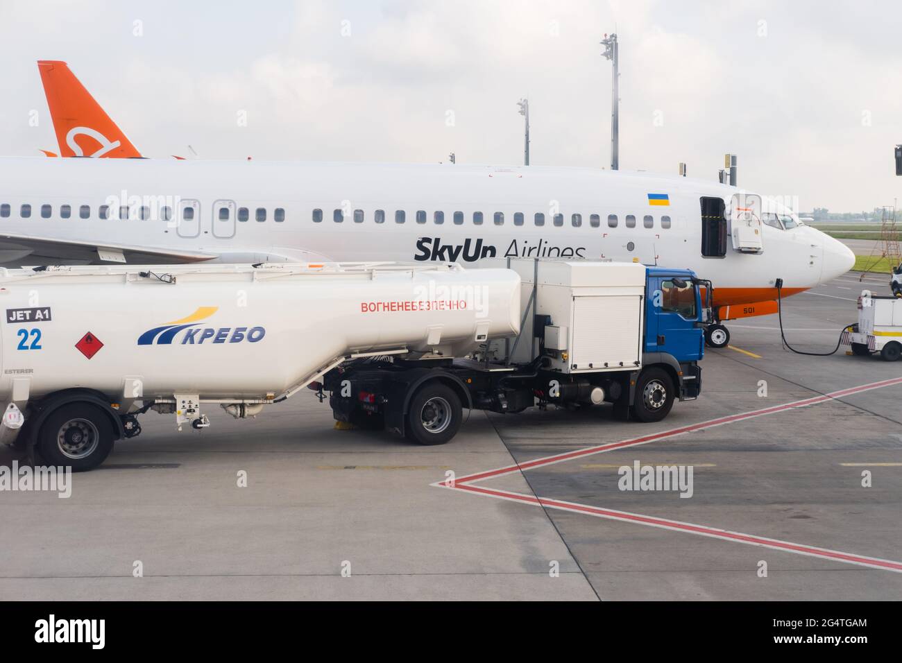 Kiew, Ukraine - 27. Mai 2021 LKW-Betankung eines Flugzeugs SkyUp Airlines auf der Start- und Landebahn des Flughafens Boryspil. Stockfoto