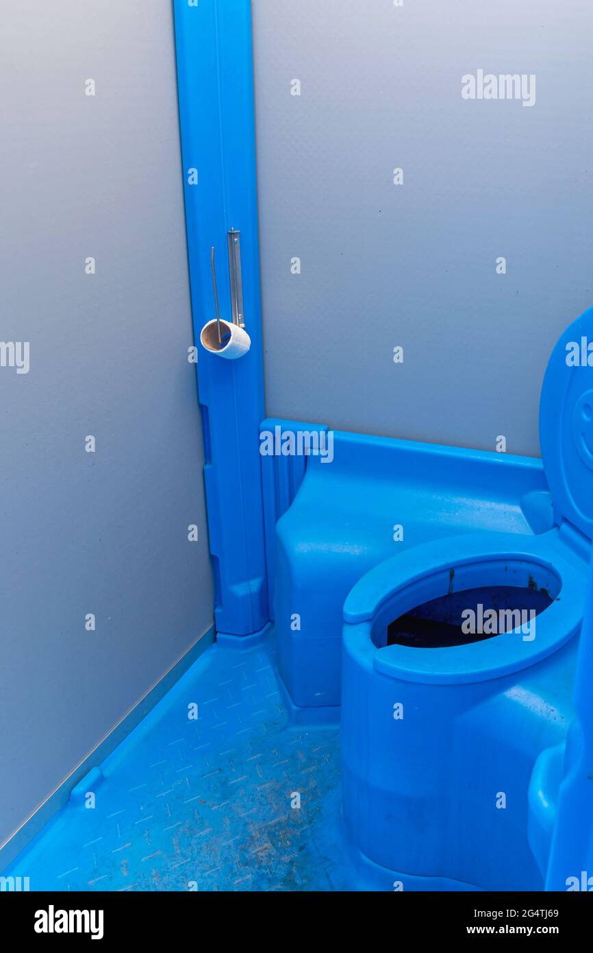 Blaue Kunststoff Tragbare Toilette Kabine Schmutzig Innenraum Stockfoto