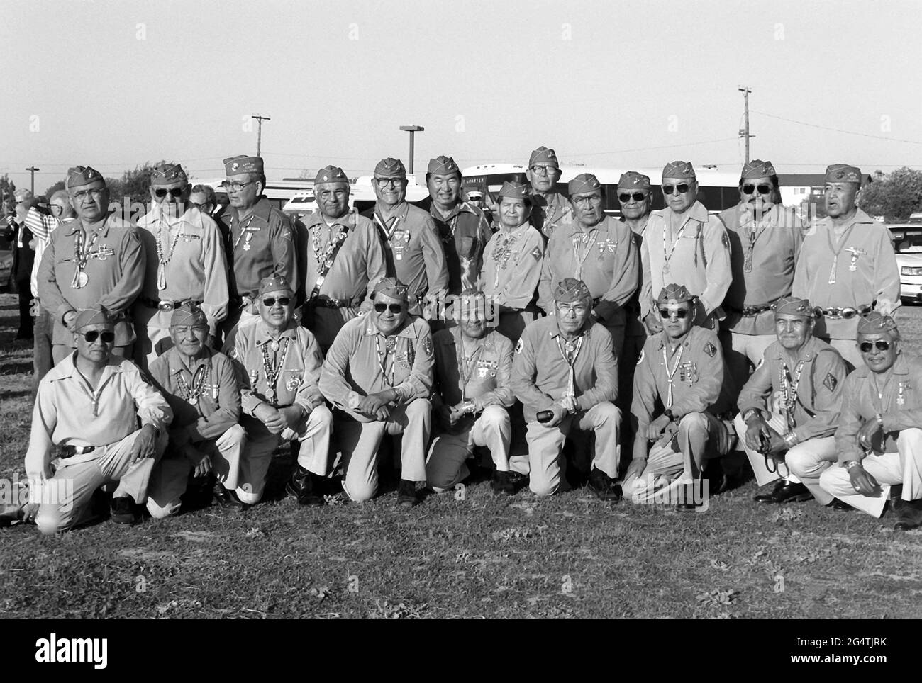 USMC Navajo Code Talkers der 3. Und 4. Division Navajo Code Talker-Züge des Zweiten Weltkriegs, in Uniform ihrer Einheit gekleidet, posieren für ein Gruppenfoto im Camp Pendleton während eines Gedenkens an die Landung auf Iwo Jima am 1. Februar 1987. (USA) Stockfoto