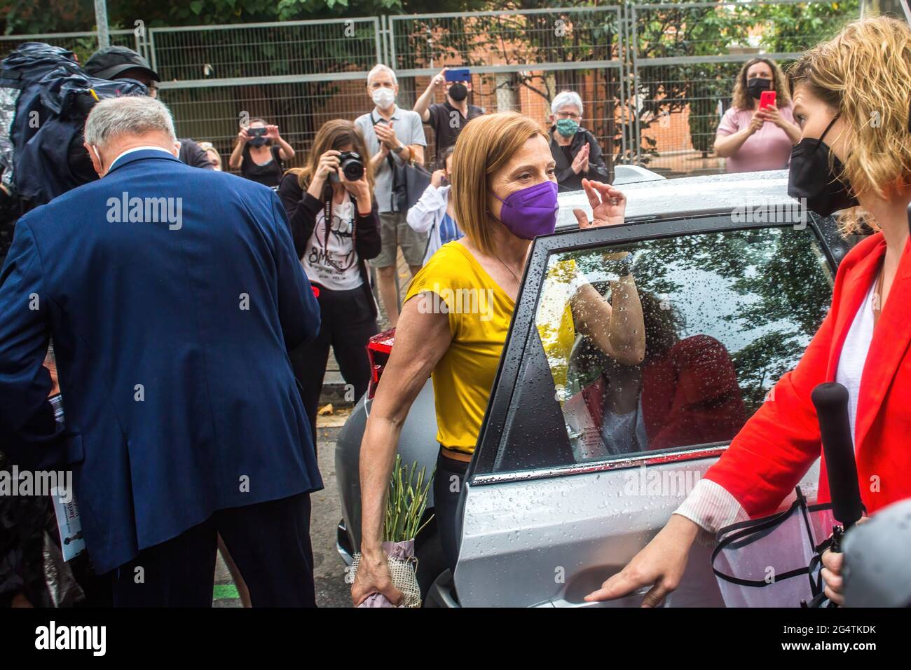 Die ehemalige Präsidentin des katalanischen Parlaments, Carme Forcadell, wird gesehen, wie sie in ein Auto einfährt.die ehemalige Präsidentin des katalanischen Parlaments, Carme Forcadell, wurde aus dem Gefängnis Wad-Ras in Barcelona entlassen, nachdem sie vom Obersten Gerichtshof zur Freilassung verurteilt wurde. Nachdem der Ministerrat ihre Begnadigung am Dienstag und die der anderen acht Unabhängigkeitsführer gebilligt hatte, wurden Katalanen wegen des katalanischen Unabhängigkeitsprozesses von 2017 inhaftiert. Unter den Menschen, die sie bei seiner Abreise erhalten haben, waren die derzeitige Präsidentin des Parlaments von Katalonien, Laura Borras und die ehemalige Stockfoto