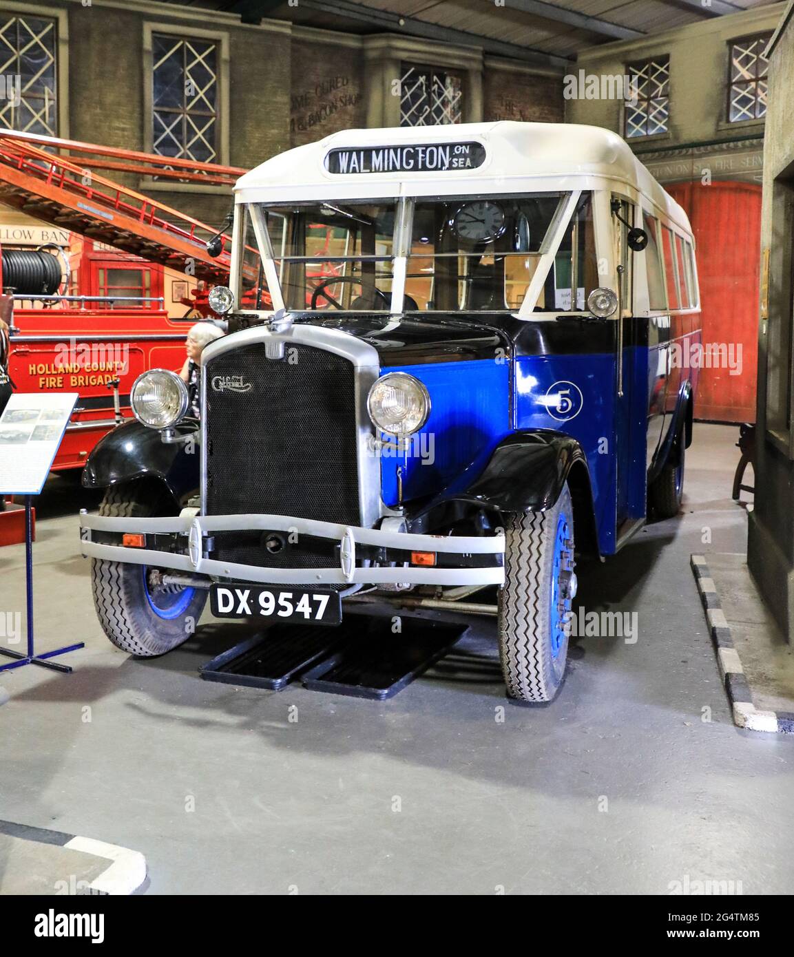 Coach 5 (DX 9547) Gilford AS6/Taylor (Eaton) B20F konserviert, ex Rifers (Blue Safety Coaches) im Bressingham Steam Museum, Diss, Norfolk, England, Großbritannien Stockfoto