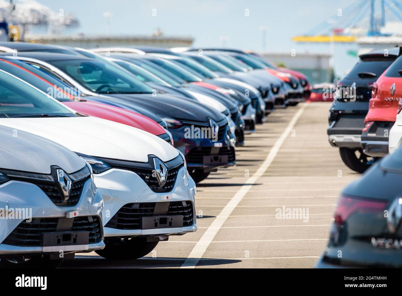Brandneue Renault-Autos standen auf dem Parkplatz des Roll-on/Roll-off-Terminals (Ro-ro) im Hafen von Le Havre auf dem Platz. Stockfoto